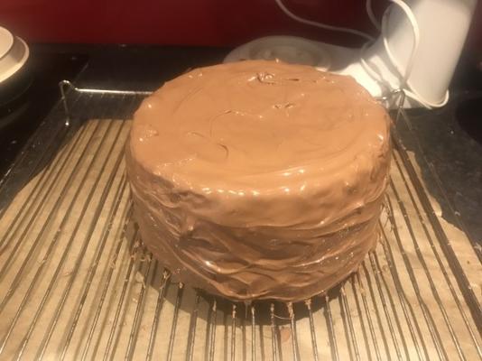 Bolo de chocolate com recheio de coalhada de limão