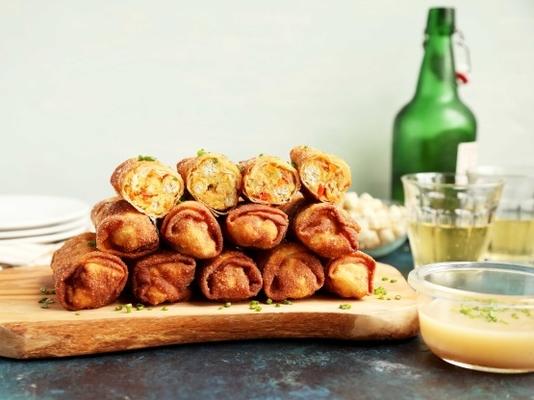 rolos de ovo recheado de broa de milho cajun