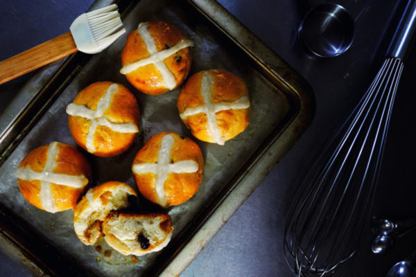 pães cruzados quentes sem glúten