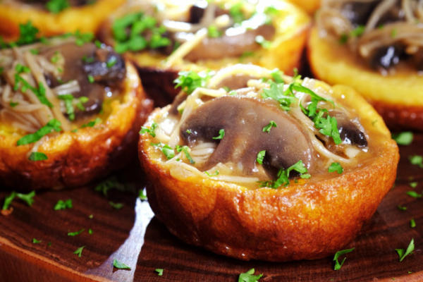 pudim de yorkshire sem glúten com ragu de cogumelos mistos