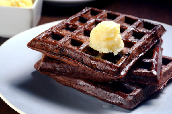 waffles de chocolate preto com manteiga de coco-ácer