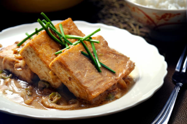 tofu refogado em molho de amendoim picante