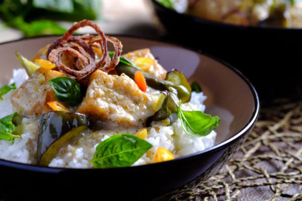 tofu e berinjela caril verde