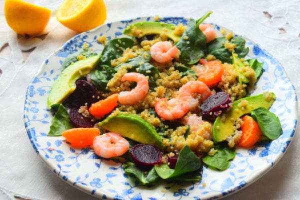 salada de camarão, quinoa e tangerina