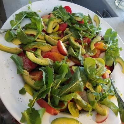 salada de tomate de herança com nectarinas, abacate e rúcula