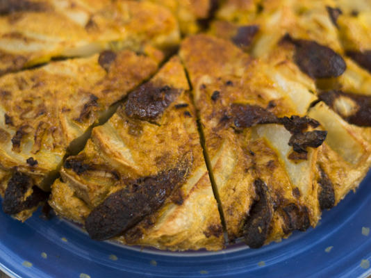 batata assada e fritada de salsicha