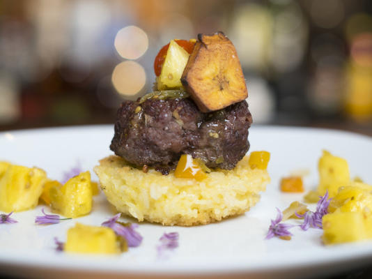 sliders de cabra em bolos de arroz cebolinha