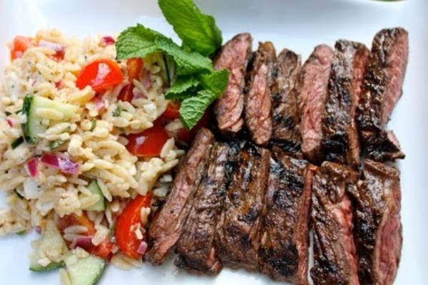 bife de saia grelhada com salada de orzo