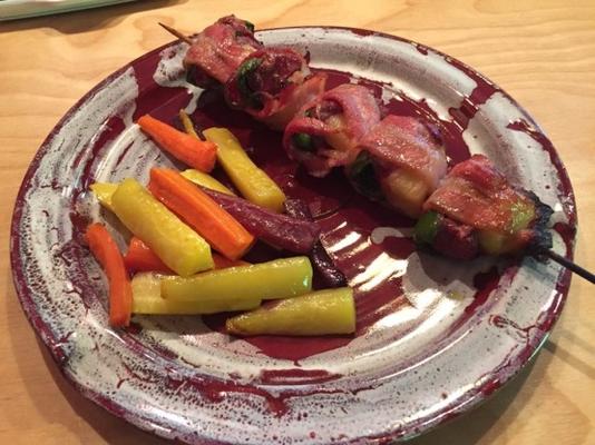 bacon envolto espetos de carne com jalapeno e abacaxi