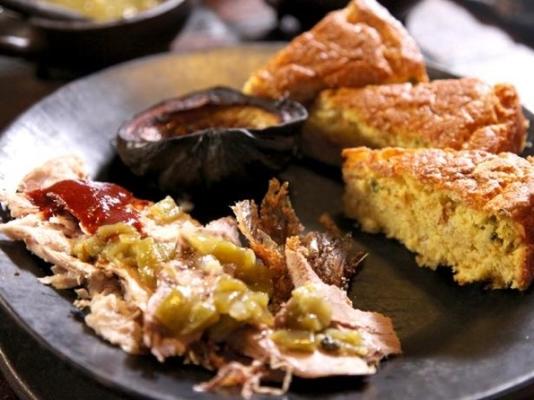 torta de milho com molho de pimentão vermelho e verde