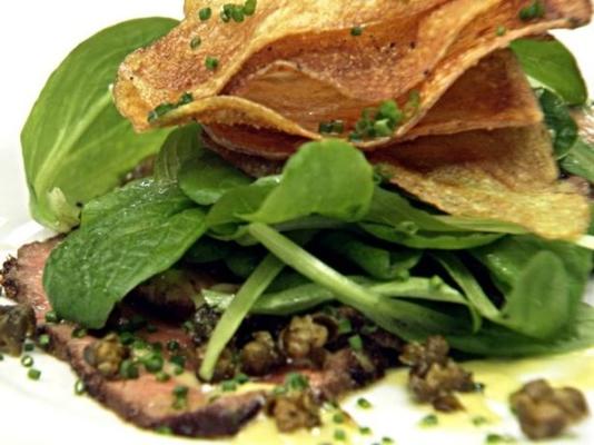 carpaccio de carne com batata frita, alcaparras fritas e aioli de limão