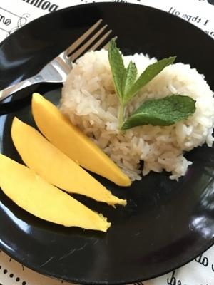 arroz de coco tailandês com mangas