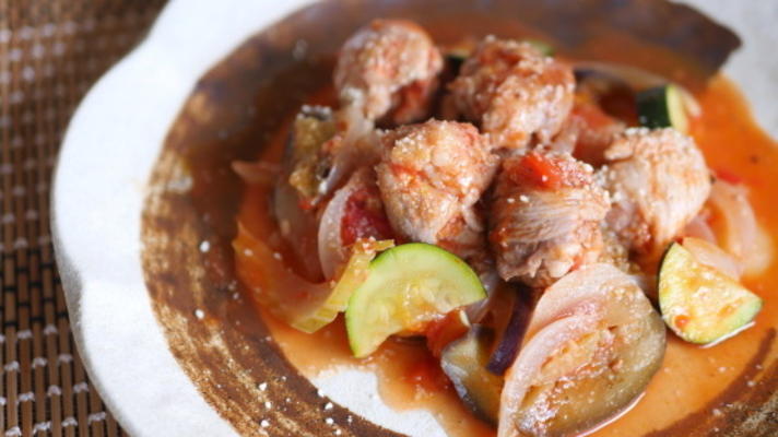 bolas de carne de porco guisado de tomate