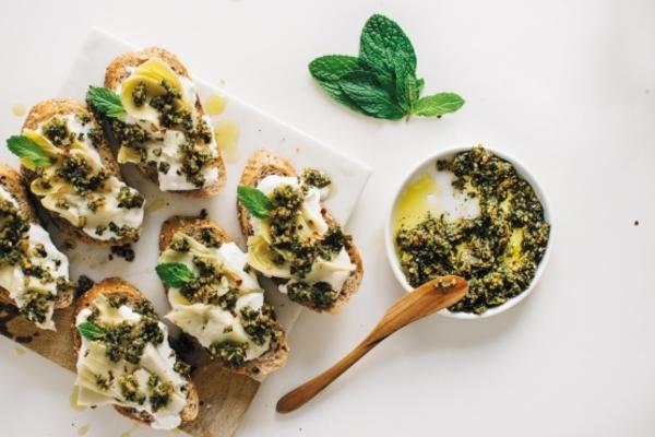 tartines de alcachofra burrata com pesto de menta limão assado