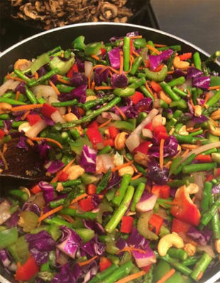 arco-íris refogado | vegetais coloridos, fritos em uma frigideira