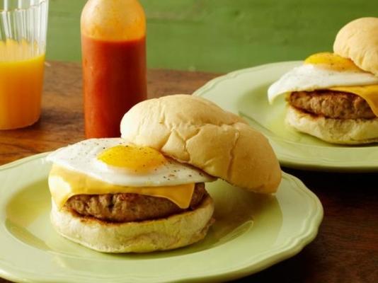 sanduíches de café da manhã com salsicha de maple, ovo e queijo