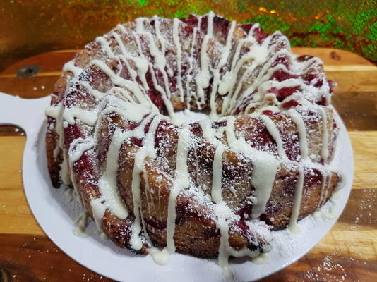 bolo de frutos silvestres e coco ... com garoa de chocolate branco