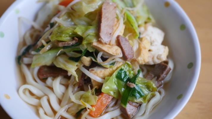 okinawa soba com legumes salteados