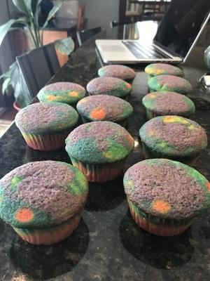 cupcakes de baunilha de arco-íris