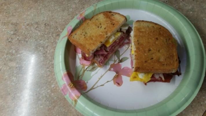 café da manhã frito ar reuben sanduíche