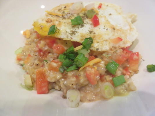 aveia salgada com queijo cheddar e ovo frito