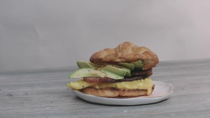 bae (bacon, abacate, ovo) sanduíche de café da manhã