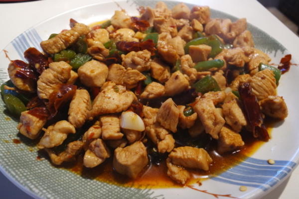Frango de comida chinesa em cubos salteado com pimentão verde