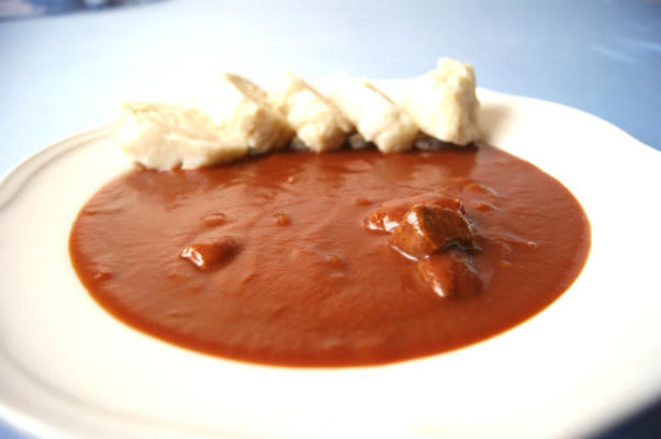 molho de tomate checo com bolinhos de carne e vegan