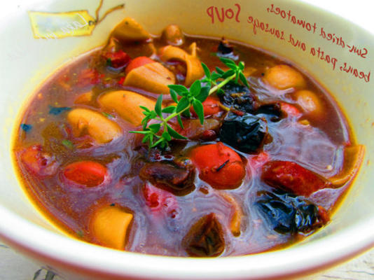 tomates secos, feijão, macarrão e sopa de salsicha