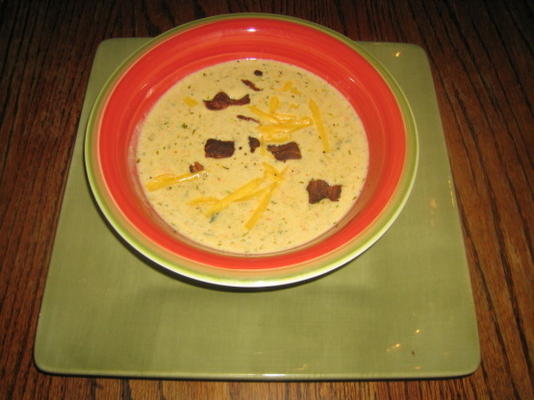 creme de sopa de brócolis com queijo cheddar e chocolate stout