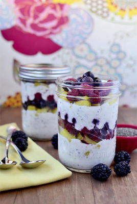 Fruta e iogurte para o café da manhã