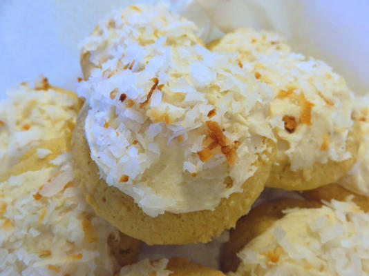 biscoitos de coco nuvem com cobertura de manteiga marrom