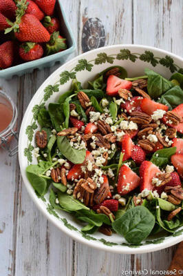 salada de espinafre com morango e nozes