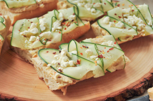 torradas de hummus e pepino