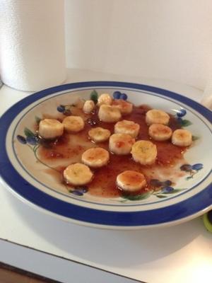 fatias de banana com um esmalte de morango