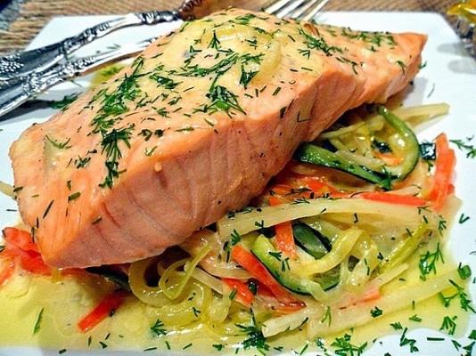 salmão à la nage com legumes em molho cremoso.