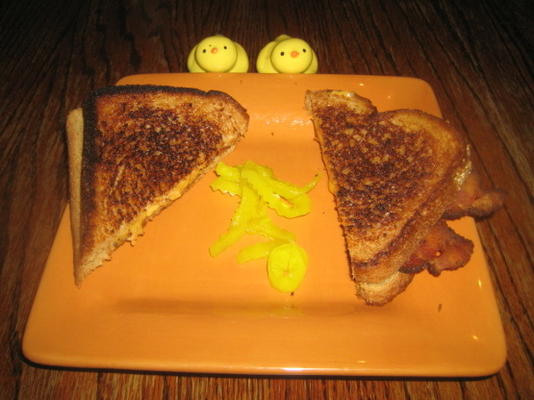 bacon de bordo, queijo de pimenta e sanduíche de café da manhã peperoncini