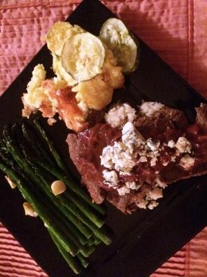 bife com molho de churrasco de morango e queijo azul