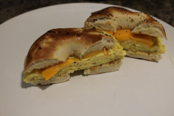 sanduíche de café da manhã bagel de ovo e queijo