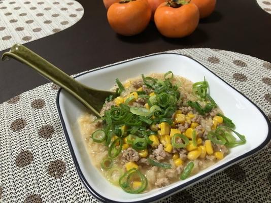 mingau de arroz (congee / jook / okayu) panela de arroz com carne de porco e milho