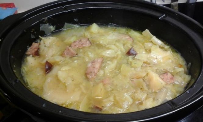 sopa de salsicha, repolho e batata cozida lentamente polonês