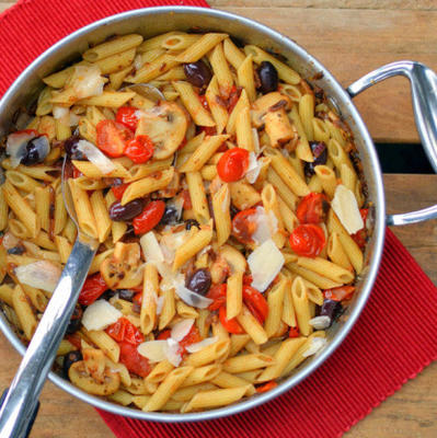 tomate, cogumelo e kalamata azeitona penne com parmesão