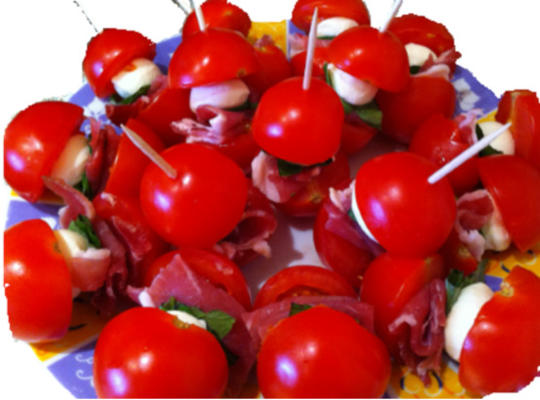 espetos de tomate e mussarela