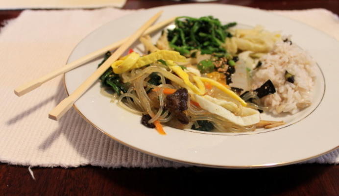 japchae (macarrão de batata-doce coreano com ovo e legumes)