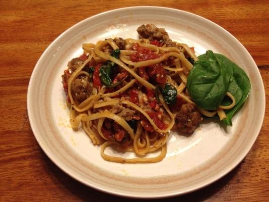 fettuccine com salsiccia e peperoni rossi (pimentas vermelhas)