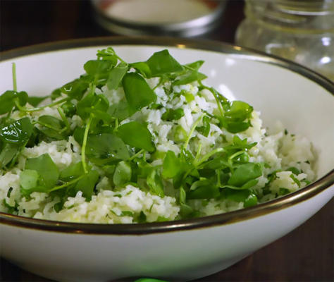 pilaf de arroz de jasmim com ervilhas, hortelã e limão