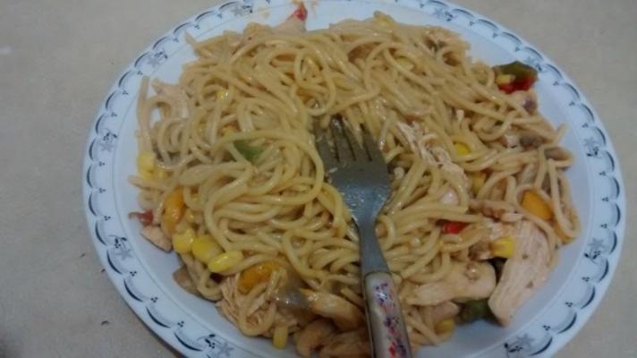 espaguete com queijo, molho de tomate e legumes