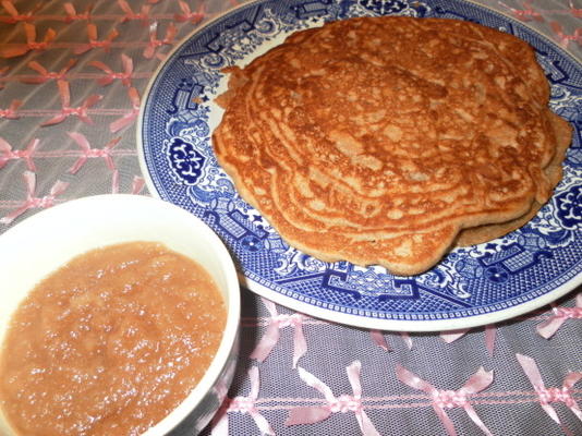 panquecas de trigo integral de kate w / xarope de bordo de maçã com especiarias