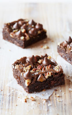 noz-pecã, sal marinho e caramelo recheado com deliciosos lanches; Brownie