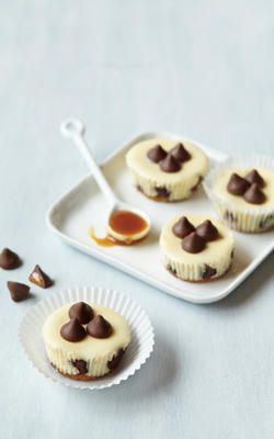 mini cheesecakes com deliciamento de caramelo e delicia;